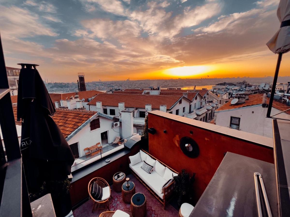 Ruz Hotels Istanbul Exterior photo Sunset over the rooftops of the city