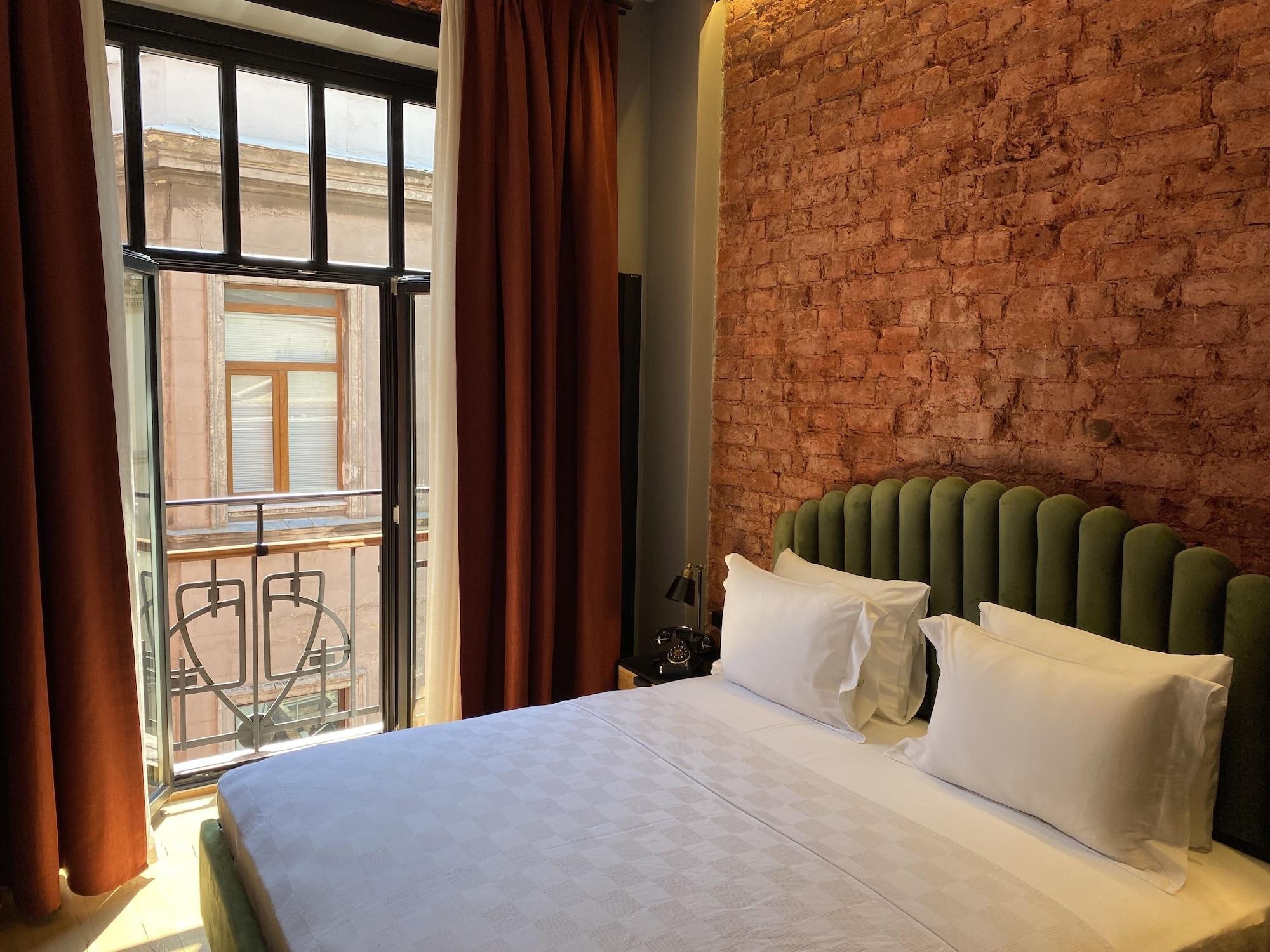 Ruz Hotels Istanbul Exterior photo A room at the hotel