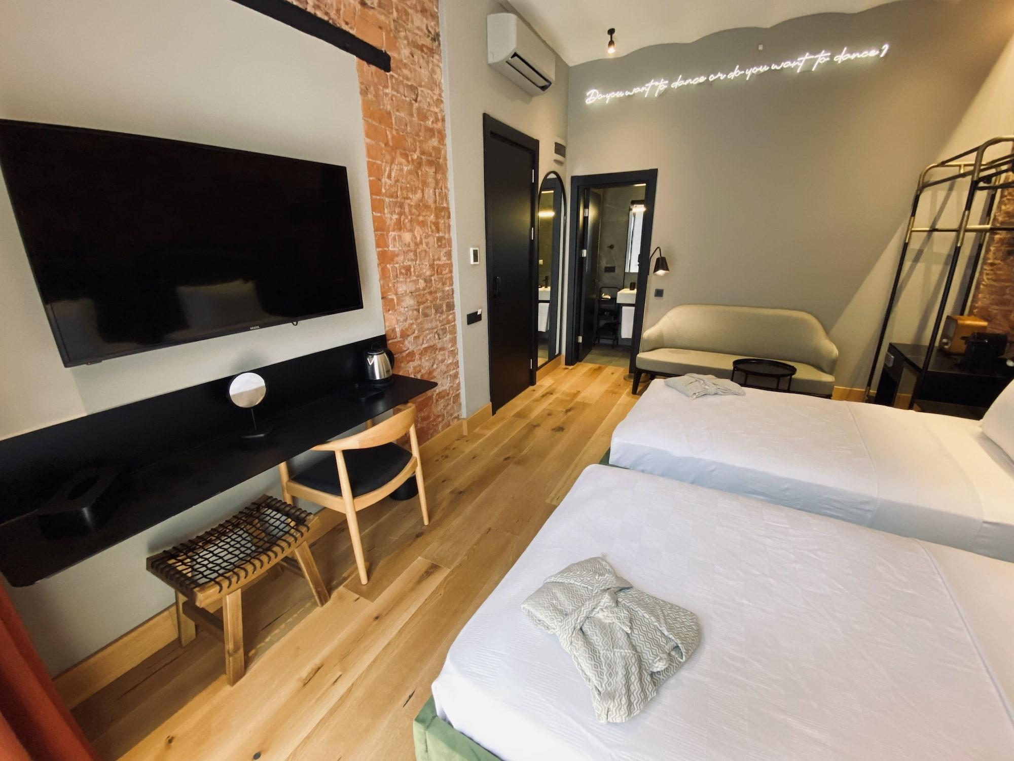 Ruz Hotels Istanbul Exterior photo A room at the hotel